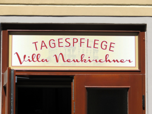 neukirchner-villa-fensterbeschriftung